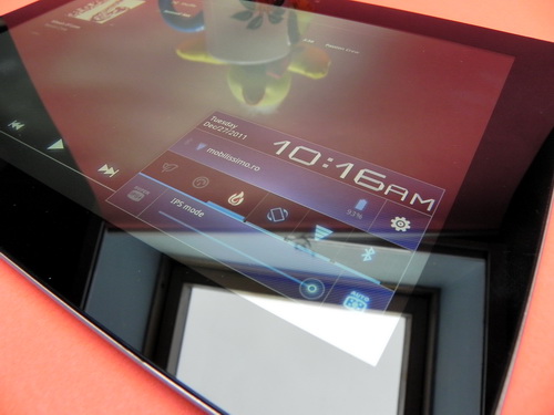 În zona albastră de notificări din partea dreaptă jos a ecranului găsim acel panou cu opțiunile clasice la capitolul conectivitate, luminozitate, semnal WiFi, Bluetooth și setări