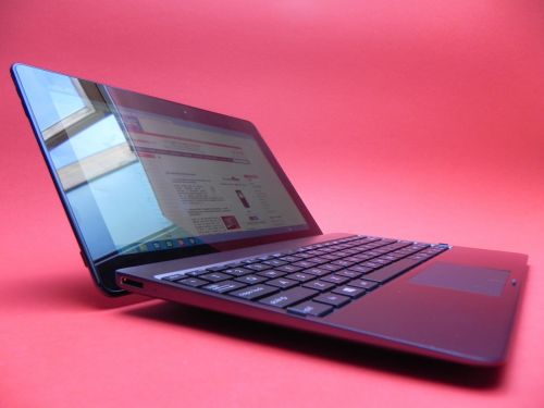 ASUS Tablet 600 vine și cu un dock tastatura