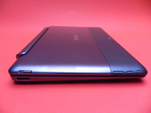 ASUS Tablet 600 cu dock-ul atasat, mod inchis.