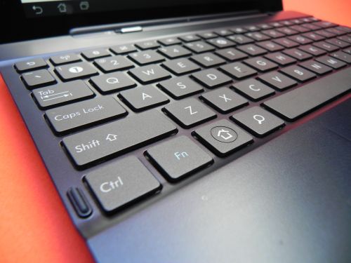 Dock-ul oferă o tastatură full QWERTY, un touchpad cu butoanele aferente, slot SD, port USB 2.0 și portul proprietar pentru Încărcare