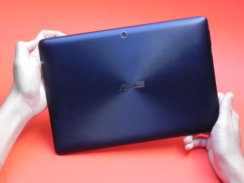 Partea din spate are un model cu cercuri concentrice și are o aderentă foarte bună