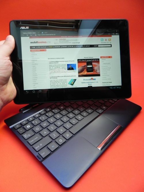 Tableta vine și cu un dock tastatura opțional