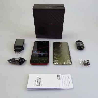 ASUS ZenFone 2 Deluxe Special Edition, continutul cutiei