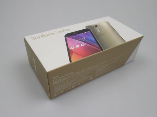Cutia lui ASUS ZenFone Selfie