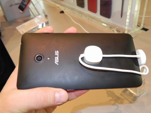 MWC 2014: ASUS Zenfone 6 hands on preview - telefon de 6 inch cu interfață interesantă (Video)