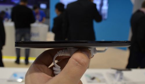 Alcatel Pop 4 privit din lateral