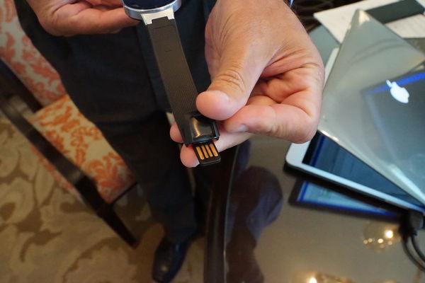 Iată un video hands-on cu o primă versiune de teste a ceasului inteligent Alcatel Watch