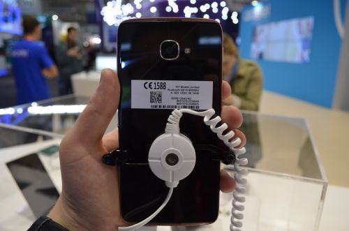Alcatel Idol 4S privit din spate