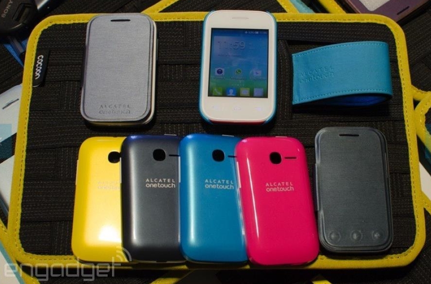 Alcatel OneTouch Pop Fit, un mic smartphone ce vine la pachet cu o mulțime de accesorii