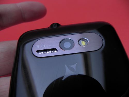 cameră de 8 megapixeli cu bliț LED