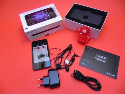 Allview P4 Alldro Unboxing - primul smartphone dual SIM cu ecran Super AMOLED Plus din România scos din cutie (Video)