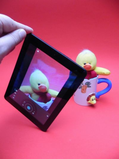 camera de 3.2 megapixeli din spate