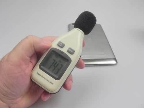 Am folosit și decibelmetrul pentru a testa acest device, atingând 74.3 dBA În spate și fața