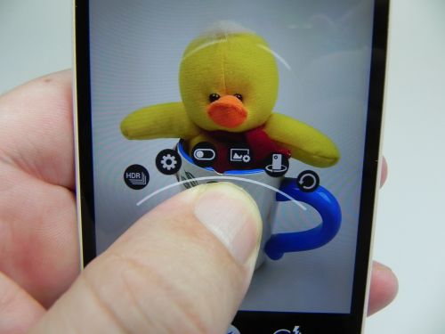 Camera lui X1 Xtreme Mini este una de 16 megapixeli şi vine la pachet cu blitz LED, senzor OV16825