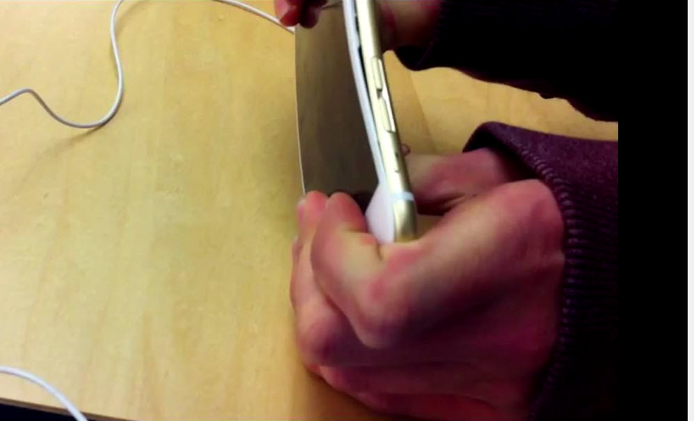 Cel mai nou flagel Apple: iresponsabilii care se duc la Apple Store și Îndoaie modele iPhone 6 Plus (Video)