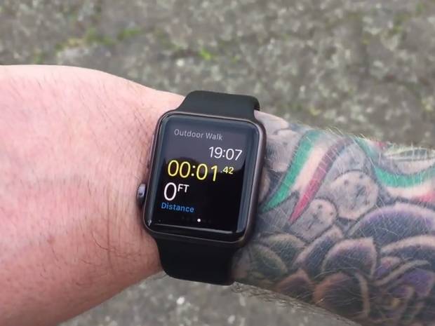 Apple Watch se confruntă cu "TattooGate" şi cu probleme ale motorasului taptic