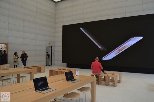 Iată cum arată primul Apple Store imaginat de Jony Ive, și asemănările dintre acesta și magazinul deschis de eMAG în București