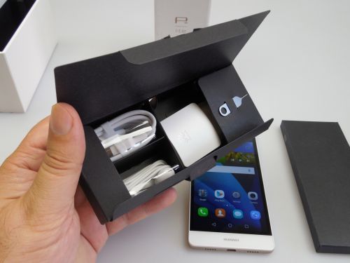 Huawei P8 Lite Unboxing: cutia ingustă si elegantă ca şi la modelul mai mare şi un design de telefon foarte compact (Video)