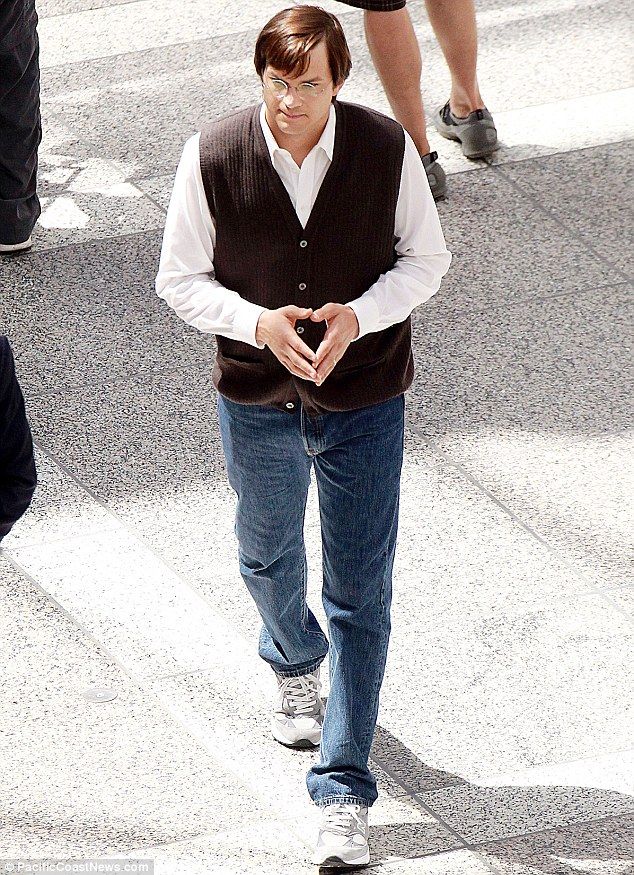 Asemănare interesantă Între Ashton Kutcher și Steve Jobs pe platoul filmului jOBS (Imagini)