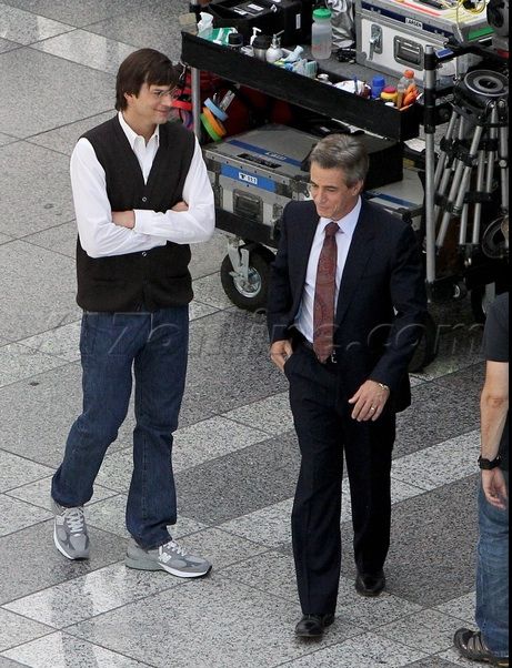 Asemănare interesantă Între Ashton Kutcher și Steve Jobs pe platoul filmului jOBS (Imagini)