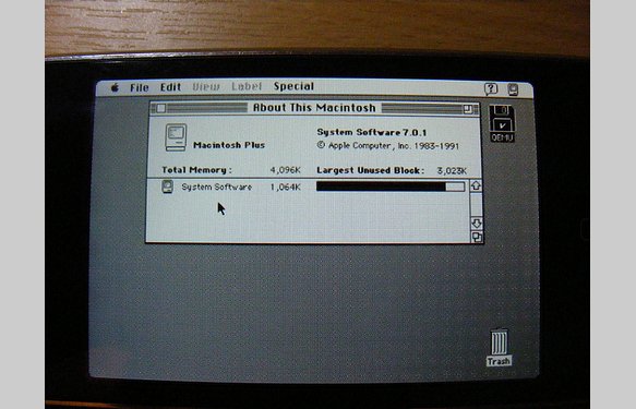iPhone ruleaza Mac System 7