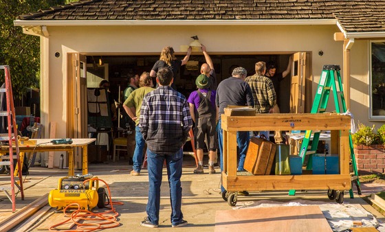 Au Început filmările la noua peliculă despre viața lui Steve Jobs; Cameramanii surprinși În garajul lui Jobs din tinerețe