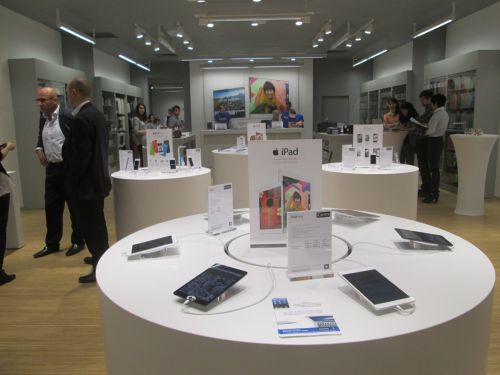 Primul magazin iCentre - Apple Premium Reseller din România s-a inaugurat oficial astăzi