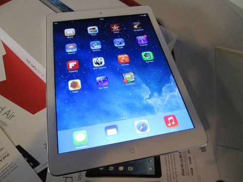 Noul iPad Air lansat oficial În cadrul showroom-ului eMAG