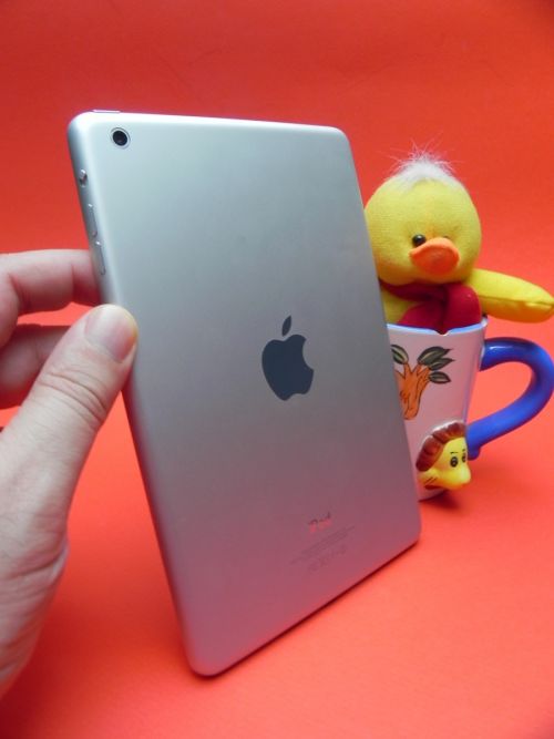 iPad mini - Tableta este foarte ușoară și subțire la primul contact și stă bine În mâna utilizatorului...