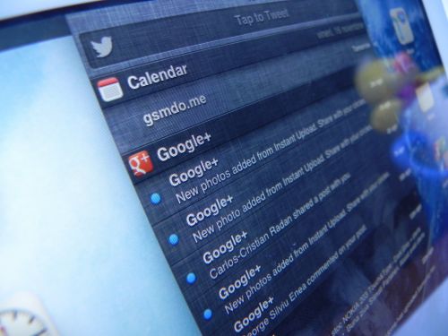 iPad mini - Twitter și Facebook sunt integrate profund În experiența iOS, iar zona de notificări Își face simțită prezența..