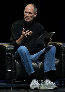 Steve Jobs ataca Adobe Flash: tehnologia scade viata bateriei pe iPhone, iPad