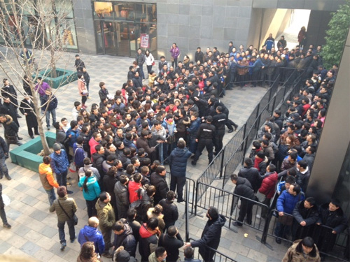  Bătăi şi ouă aruncate în magazinul Apple din Beijing, China - lansare cu mari probleme pentru iPhone 4S!