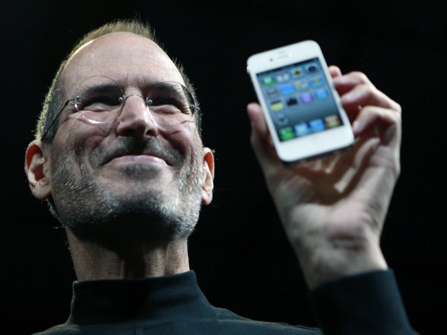 Următorul iPhone ar putea purta amprenta lui Steve Jobs, implicat în designul său