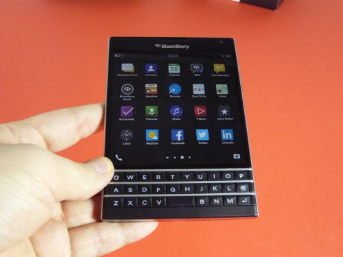 BlackBerry Passport Unboxing: Întoarcerea tastaturii QWERTY Într-un ambalaj elegant și un format surprinzător (Video)
