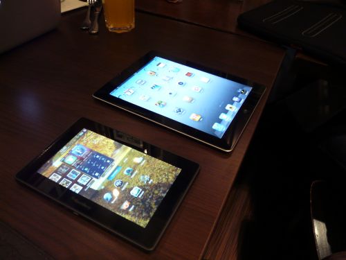 BlackBerry PlayBook si iPad 2