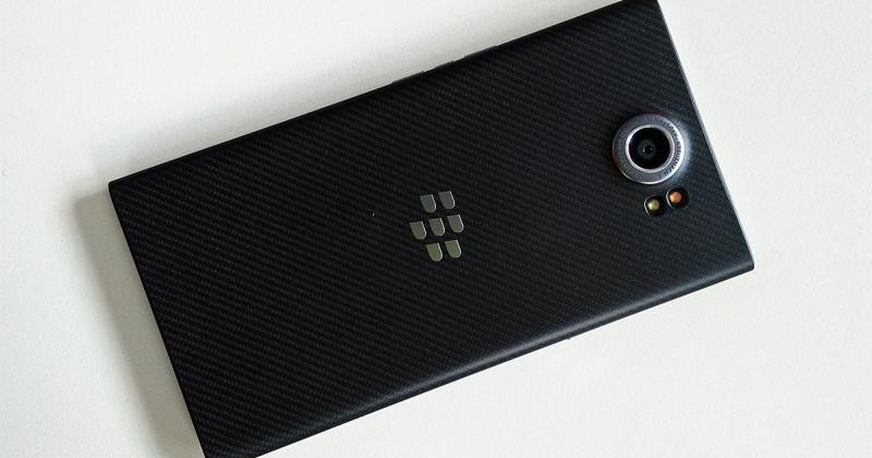 Una dintre primele prezentări ale lui BlackBerry Priv, include unele aspecte negative legat de noul telefon, precum focalizarea camerei și elemente legate de design