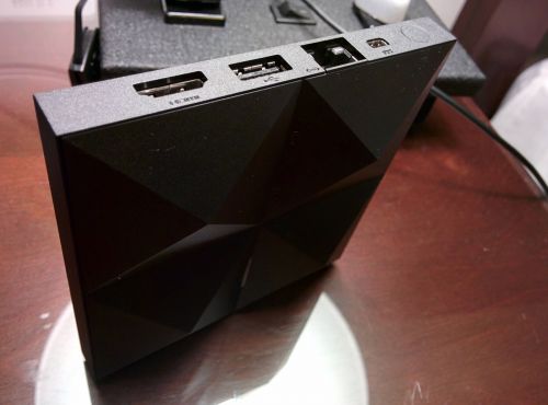 Iată cum arată consola Android TV și joystickul său, Într-un unboxing al unui developer