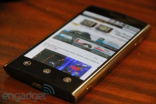 Prototipul de smartphone Dell Thunder, sub lupa Engadget (Video)