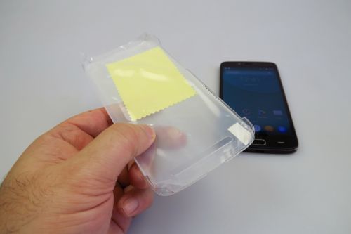 Husa din plastic transparent, inclusa in pachetul lui Doogee Y200