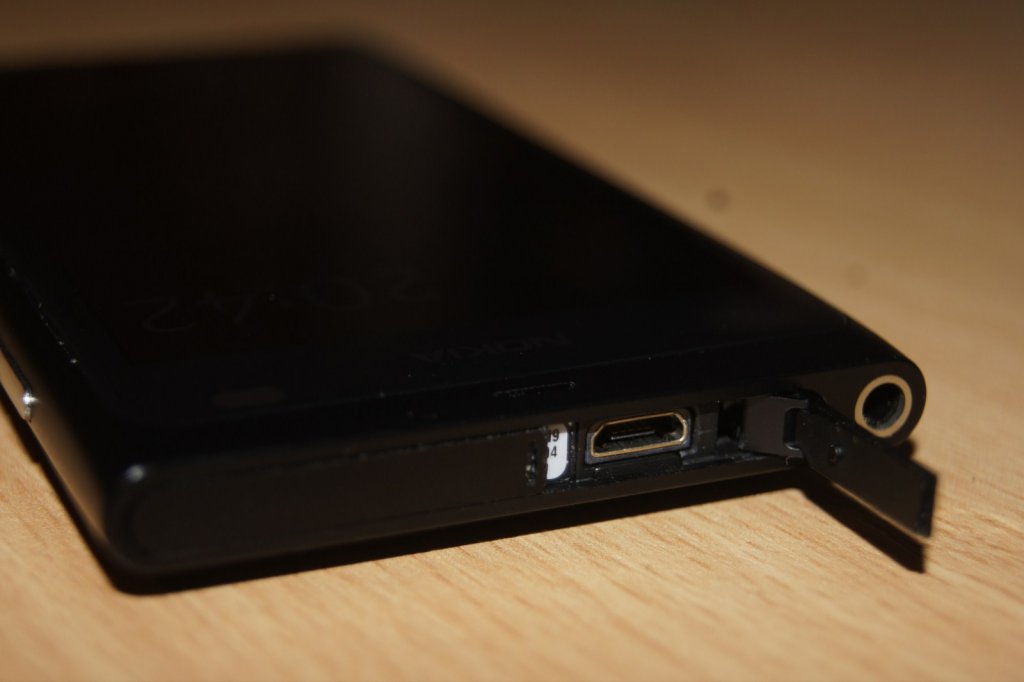 Protecție a conectorilor de pe lateral