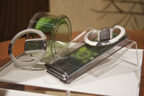 Unde Îmi sunt ochelarii comerciali, brățările flexibile și cipul implantat?