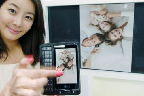 Telefoane cu procesoare dual core, proiectii 3D in Berlin si un handset WP 7 de la LG...