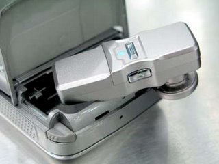 Gadgets: Telefonul care soseste impreuna cu un headset Bluetooth clandestin