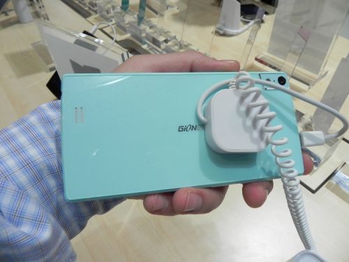 MWC 2014: Gionee Elife S5.5 hands on preview - cel mai subțire telefon din lume ora actuală, coboară sub 6 mm grosime (Video)