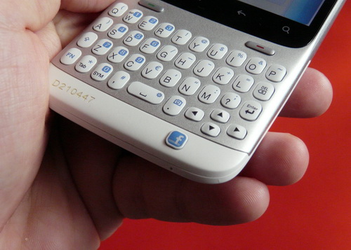 Iată de ce i se spune lui HTC ChaCha Facebook Phone - funcţiile butonului Facebook testate la Mobilisimo.ro (Video)