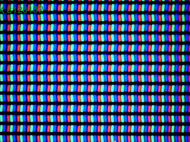 Ecranul lui HTC One M8 la microscop. Pixeli de tip RGB Stripes
