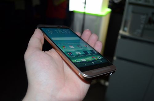 HTC One M9 Hands-on - Mini review în cadrul lansării din România a telefonului: HTC M8+ cu un soi de bumper, colorit dual şi noutăţi software interesante (Video)
