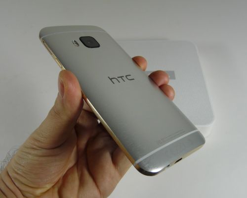 HTC One M9 Unboxing: la cutie nouă, smartphone cu straie (aproape) noi (Video)