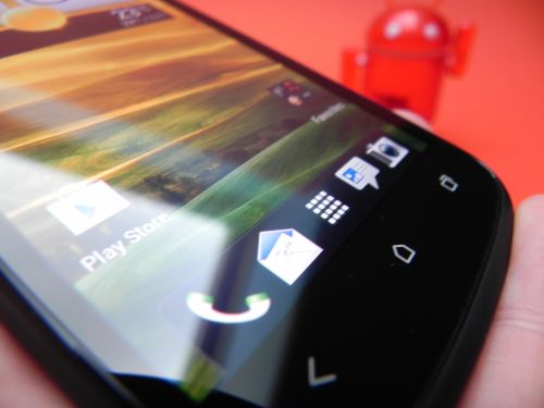 ecranul Super AMOLED de 4.3 inch, cu rezoluție de 540 x 960 pixeli și protecție Gorilla Glass