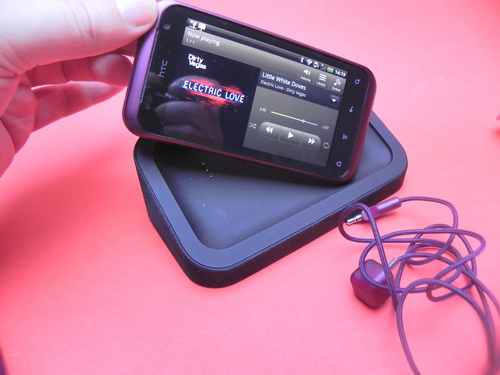 invitatul special al recenziei este charmul, pe care Îl veți atașa la telefon folosind portul audio, iar HTC vrea ca acest accesoriu să fie atârnat În afară poșetei, pentru că doamnele să Își dea seama când au ratat un apel sau SMS